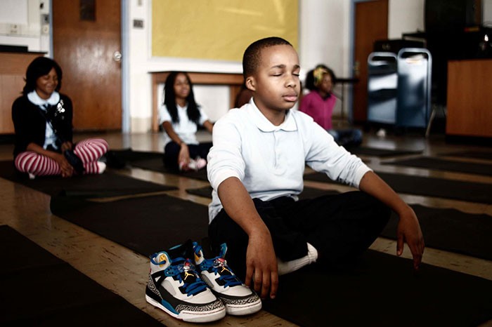 revistaprosaversoearte.com - Escola substitui suspensão por meditação