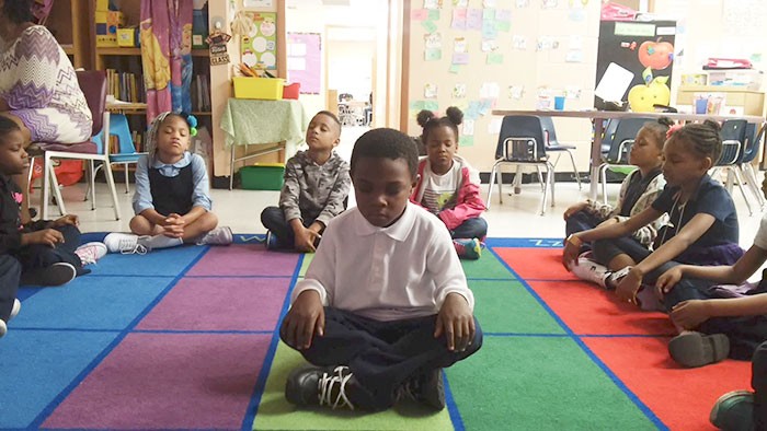 Escola substitui suspensão por meditação