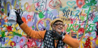 Oficinas que ensinam idosos a grafitar pelas ruas de Lisboa, Portugal