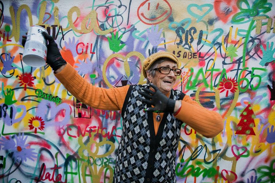 Oficinas que ensinam idosos a grafitar pelas ruas de Lisboa, Portugal