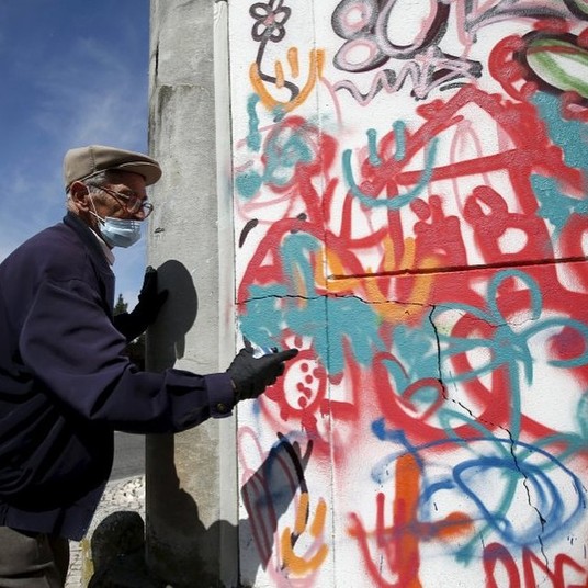 revistaprosaversoearte.com - Oficinas que ensinam idosos a grafitar pelas ruas de Lisboa, Portugal