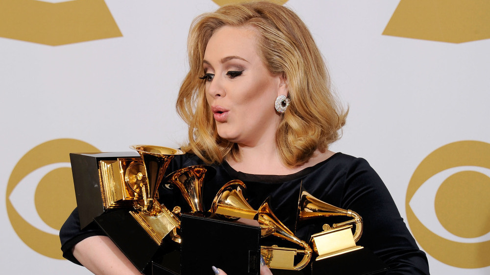 revistaprosaversoearte.com - Adele vence Grammy de álbum do ano e dedica prêmio a Beyoncé