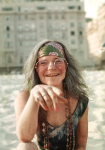 revistaprosaversoearte.com - "Janis: Little Girl Blue" ilumina Joplin contestadora e desnuda ícone do rock