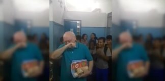 Professor se emociona ao ser surpreendido com ‘corredor de aplausos’ no último dia de aula