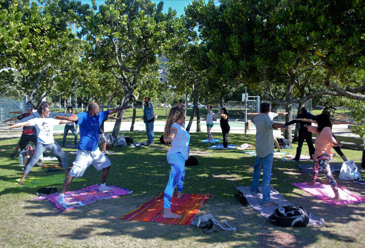 revistaprosaversoearte.com - Yoga e café da manhã para moradores de rua do Rio de Janeiro