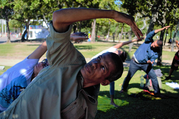 Yoga e café da manhã para moradores de rua do Rio de Janeiro