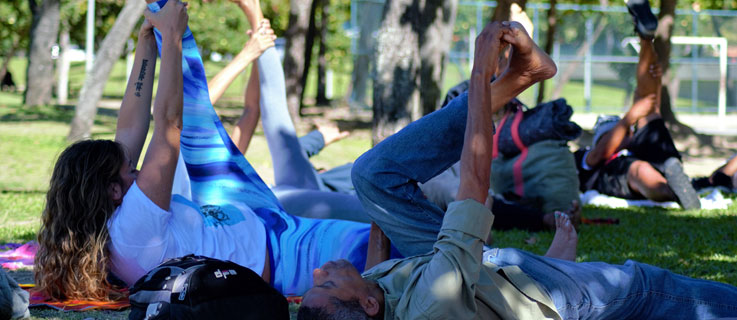 revistaprosaversoearte.com - Yoga e café da manhã para moradores de rua do Rio de Janeiro