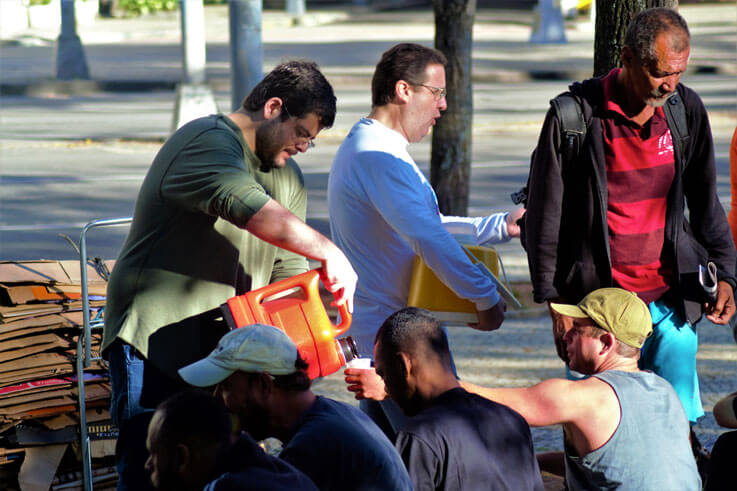 revistaprosaversoearte.com - Yoga e café da manhã para moradores de rua do Rio de Janeiro