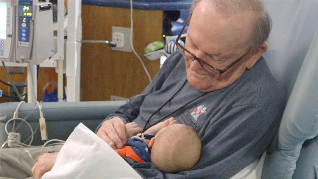 O ‘vovô da UTI’, que há 12 anos se voluntaria a dar colo a bebês doentes em hospital