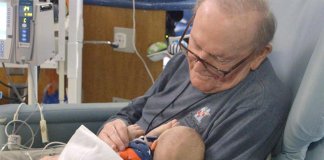 O ‘vovô da UTI’, que há 12 anos se voluntaria a dar colo a bebês doentes em hospital