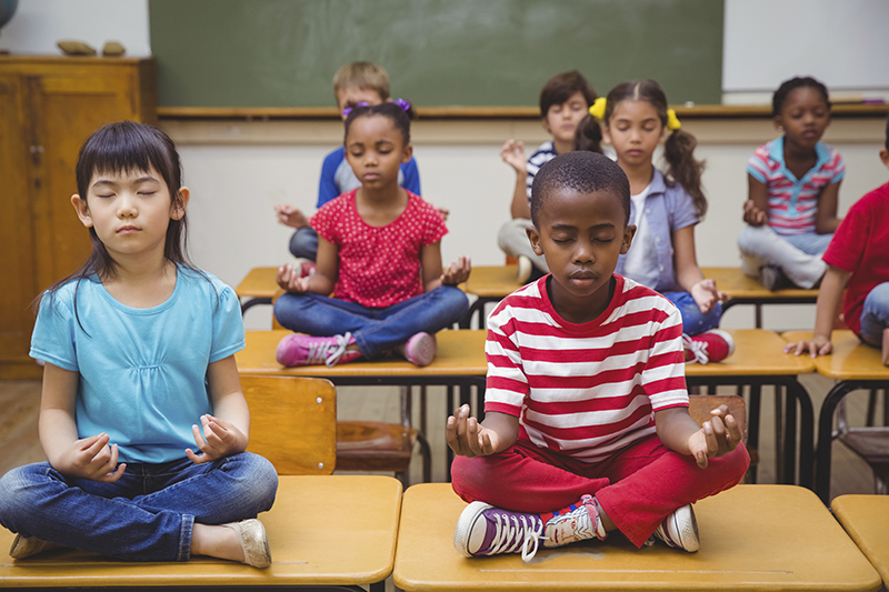 Conheça a importância e os benefícios da prática da meditação para crianças