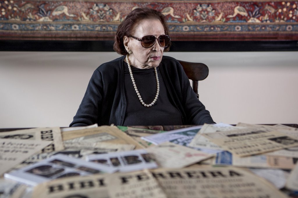 revistaprosaversoearte.com - 'Ficar parada, nunca. Se parar, ferrou.' Bibi Ferreira, aos 95 anos