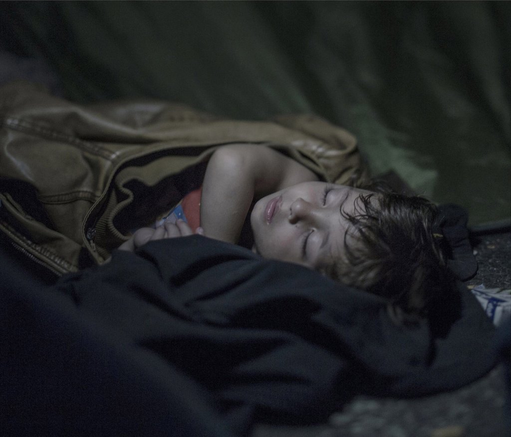 revistaprosaversoearte.com - Imagens sombrias mostram onde crianças refugiadas dormem