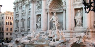O que acontece com as moedas jogadas na Fontana di Trevi?