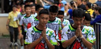 Meninos tailandeses descrevem resgate “milagroso”