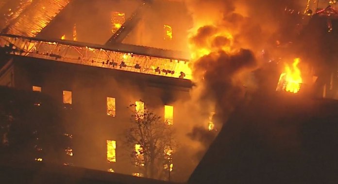 Resultado de imagem para Museu Nacional incendeia no Rio