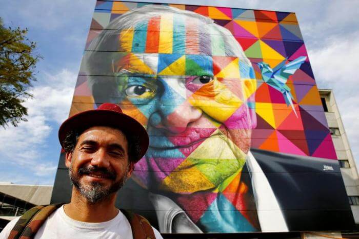 Kobra pinta Mario Quintana em sua primeira obra em Porto Alegre