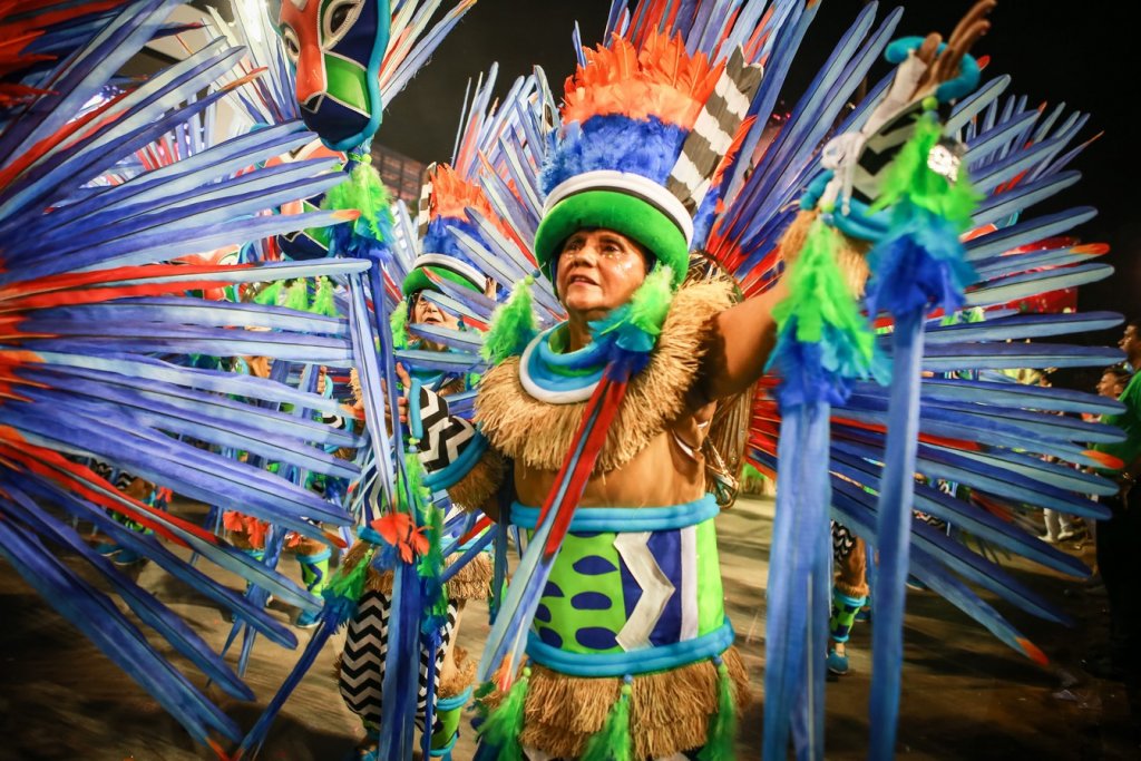 revistaprosaversoearte.com - Mangueira reconta história do Brasil em desfile com heróis da resistência negros e índios