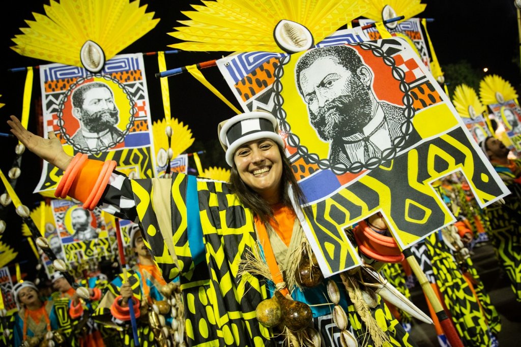 revistaprosaversoearte.com - Mangueira reconta história do Brasil em desfile com heróis da resistência negros e índios