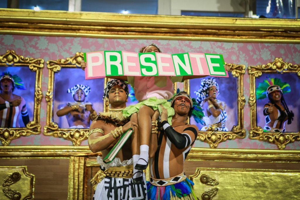 revistaprosaversoearte.com - Mangueira reconta história do Brasil em desfile com heróis da resistência negros e índios