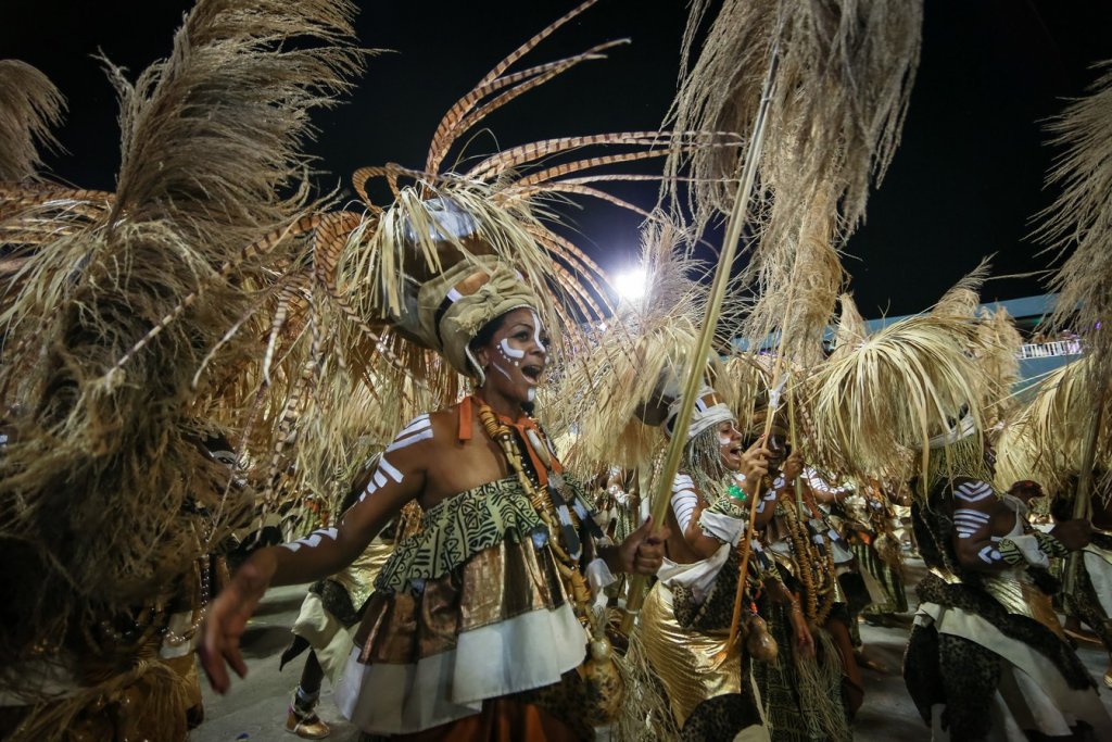 revistaprosaversoearte.com - Mangueira reconta história do Brasil em desfile com heróis da resistência negros e índios