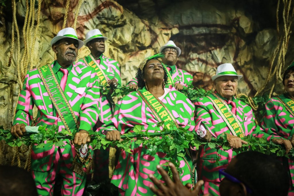 revistaprosaversoearte.com - Mangueira reconta história do Brasil em desfile com heróis da resistência negros e índios