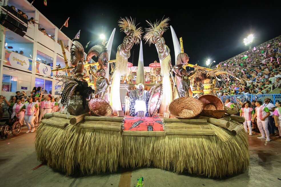 revistaprosaversoearte.com - Mangueira reconta história do Brasil em desfile com heróis da resistência negros e índios