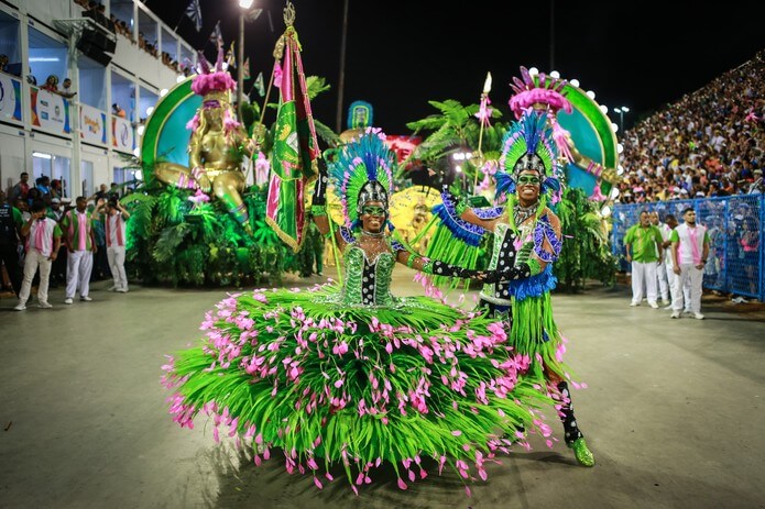 Mangueira reconta história do Brasil em desfile com heróis da resistência negros e índios