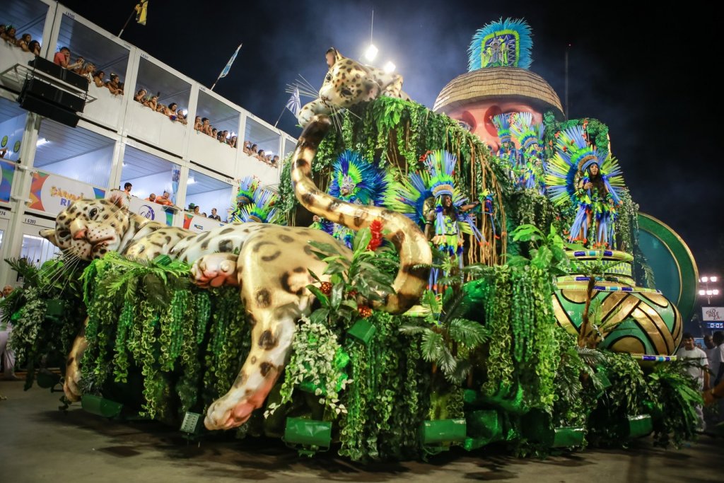 revistaprosaversoearte.com - Mangueira reconta história do Brasil em desfile com heróis da resistência negros e índios