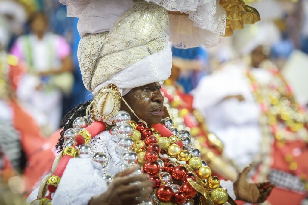 revistaprosaversoearte.com - Mangueira reconta história do Brasil em desfile com heróis da resistência negros e índios