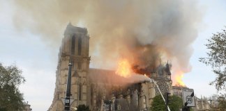 Catedral de Notre-Dame, símbolo de Paris ardeu em chamas