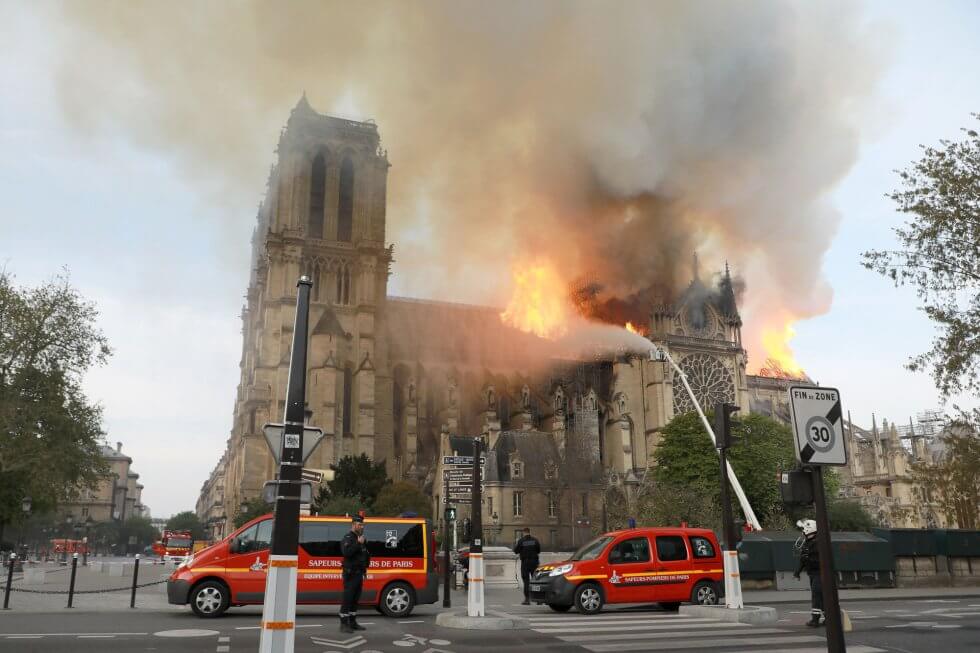 Catedral de Notre-Dame, símbolo de Paris ardeu em chamas