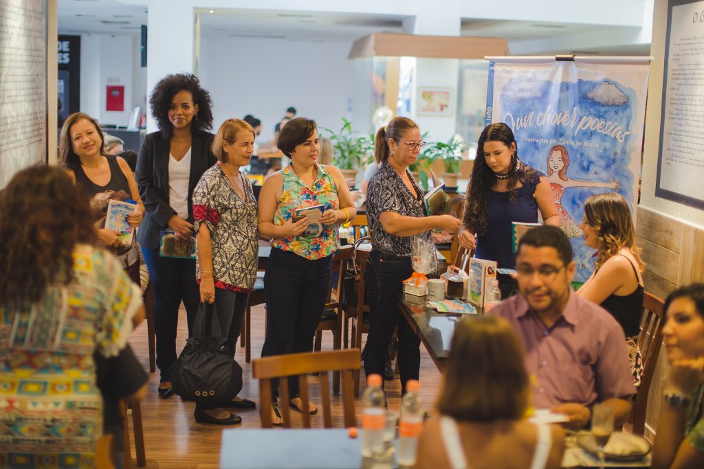 revistaprosaversoearte.com - Professora da Rede Municipal de Ensino lança livro com homenagem ao Museu Nacional