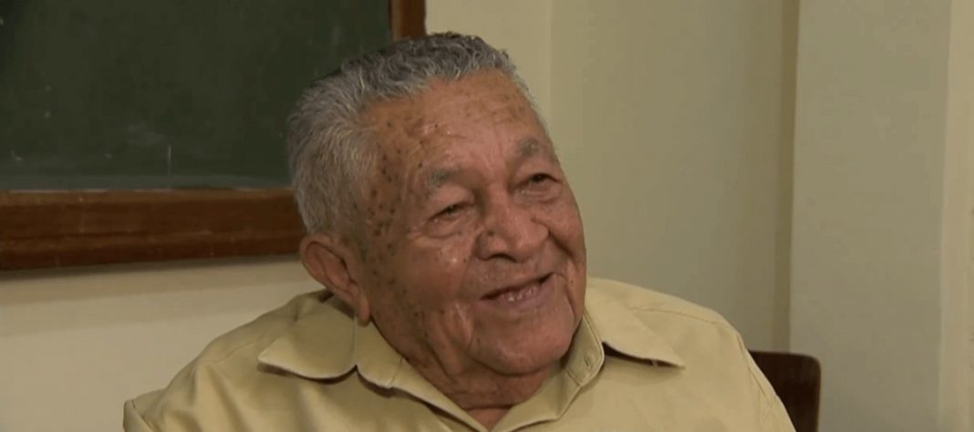 Manoel Bernardino, de 91 anos, lança livro de poesia em Juiz de Fora (MG). — Foto: Reprodução/TV Integração