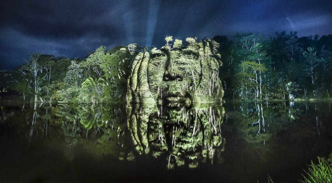 Rostos de indígenas brasileiros foram projetados em árvores da Floresta Amazônica, e o resultado é belíssimo.