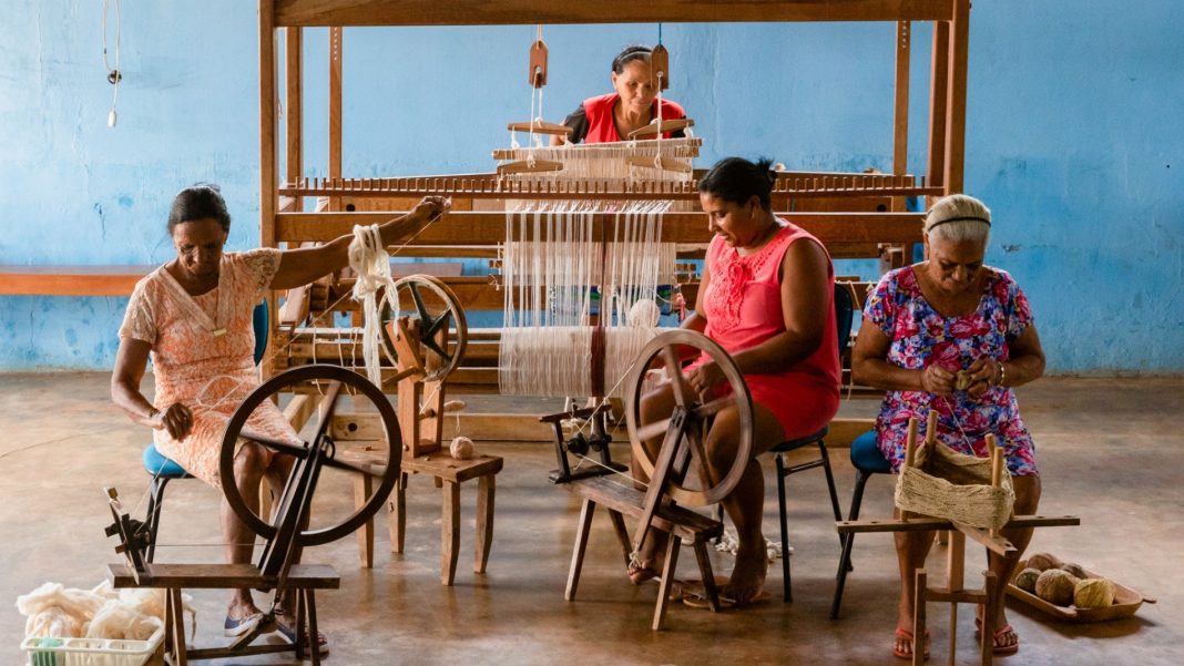 Fiandeiras, tecelãs e tintureiras resgatam orgulho e tradição no sertão de Minas Gerais