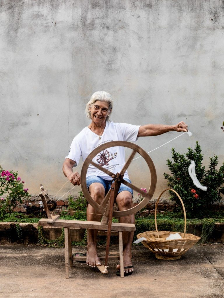 revistaprosaversoearte.com - Fiandeiras, tecelãs e tintureiras resgatam orgulho e tradição no sertão de Minas Gerais