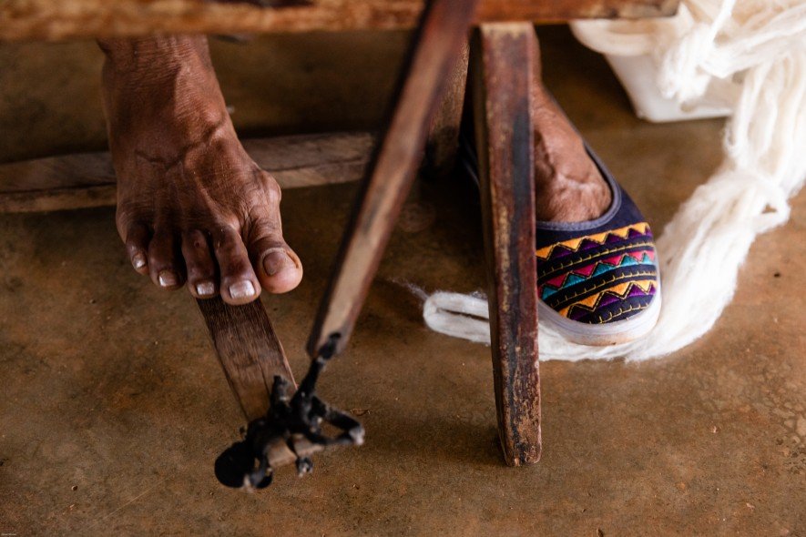 revistaprosaversoearte.com - Fiandeiras, tecelãs e tintureiras resgatam orgulho e tradição no sertão de Minas Gerais