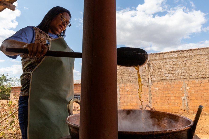 revistaprosaversoearte.com - Fiandeiras, tecelãs e tintureiras resgatam orgulho e tradição no sertão de Minas Gerais