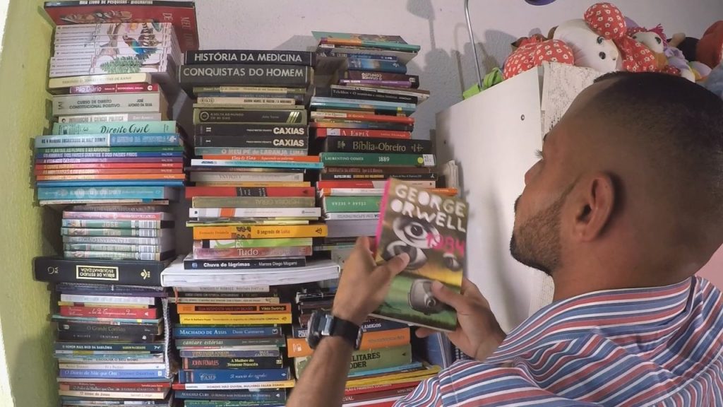 revistaprosaversoearte.com - Coletor de lixo recupera livros jogados fora e cria biblioteca com mais de 200 exemplares em casa