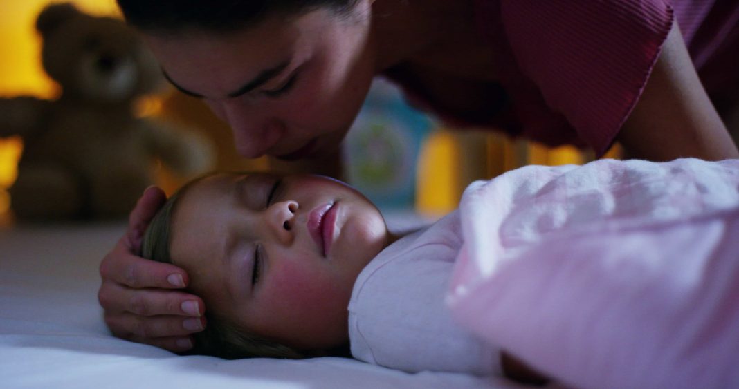 Deitar-se com seu filho na hora dele dormir não é um “mau hábito”, é uma benção!