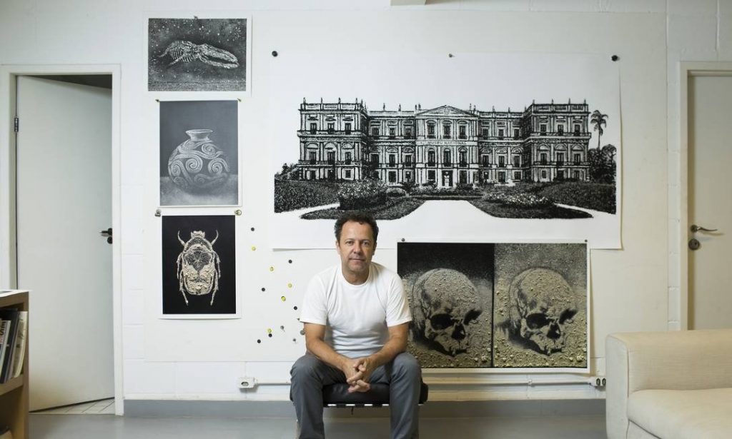 revistaprosaversoearte.com - Vik Muniz cria obras com cinzas do Museu Nacional em que reproduz tesouros perdidos em incêndio