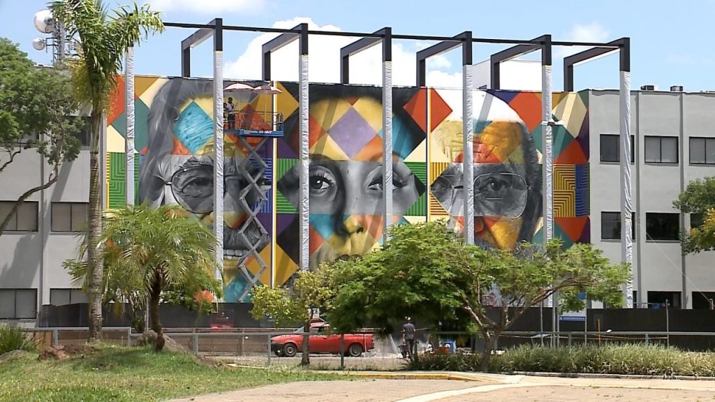 revistaprosaversoearte.com - Eduardo Kobra retrata Paulo Freire, Clarice Lispector e Darcy Ribeiro em mural "Olhares da Educação"