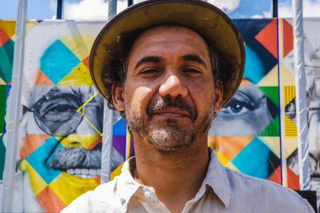 revistaprosaversoearte.com - Eduardo Kobra retrata Paulo Freire, Clarice Lispector e Darcy Ribeiro em mural "Olhares da Educação"