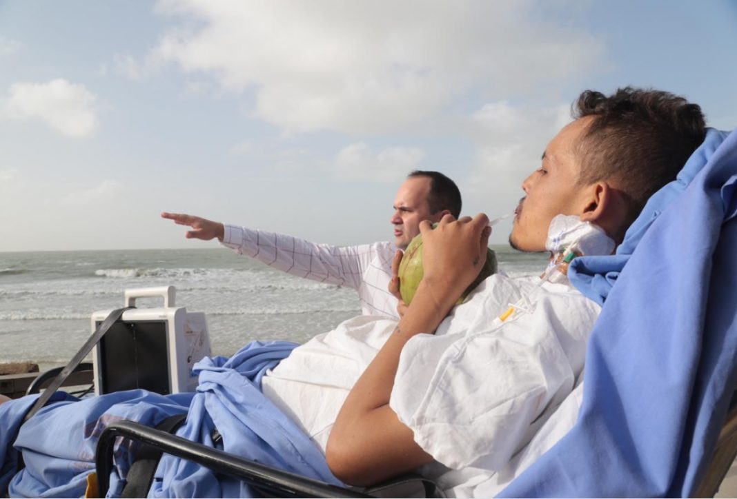 Equipe médica leva paciente com câncer avançado para realizar o sonho de ver o mar: ‘Eu estou muito feliz!’