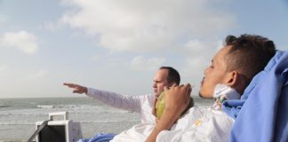 Equipe médica leva paciente com câncer avançado para realizar o sonho de ver o mar: ‘Eu estou muito feliz!’