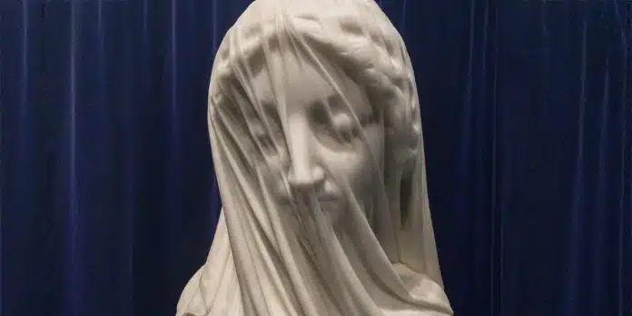 Extraordinário: você acredita que até o véu desta escultura é de mármore?