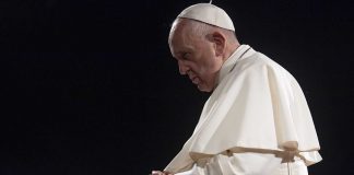 Papa Francisco – ‘Viver implica “sujar os pés” pelas estradas poeirentas da vida e da história’