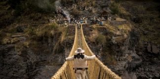 A ponte de capim construída pelos incas que ainda é refeita todos os anos no Peru