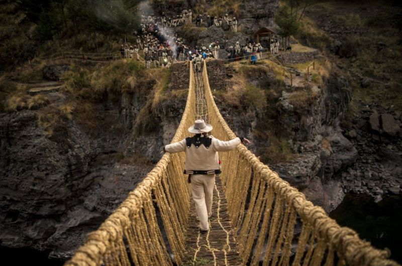 A ponte de capim construída pelos incas que ainda é refeita todos os anos no Peru